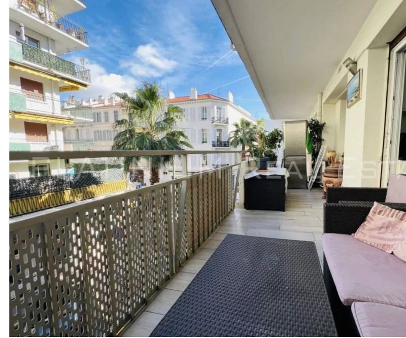 CANNES CENTRE VILLE 2 PIECES 300M DE LA MER