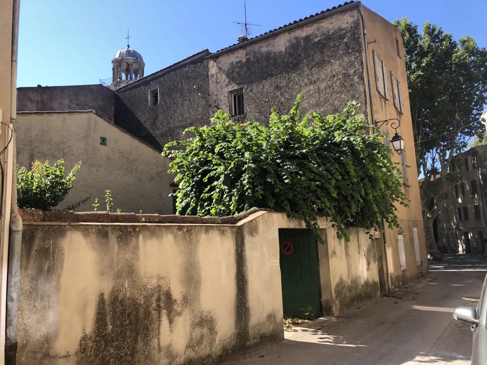 Meounes les Montrieux, large village house with garage and garden